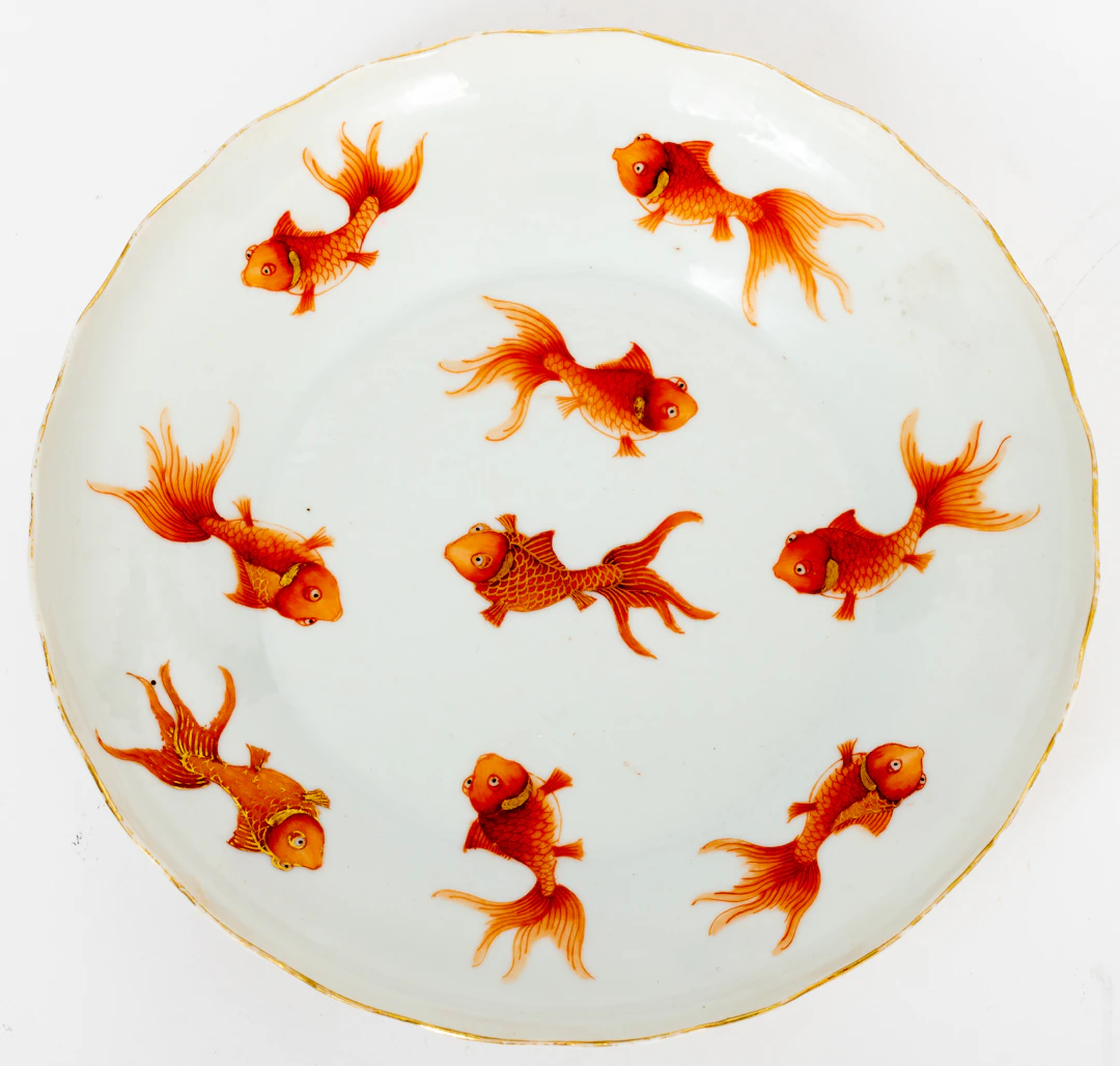 Lot 28: CHINESE FAMILLE-ROSE PORCELAIN PLATE WITH GOLDFISH DECOR