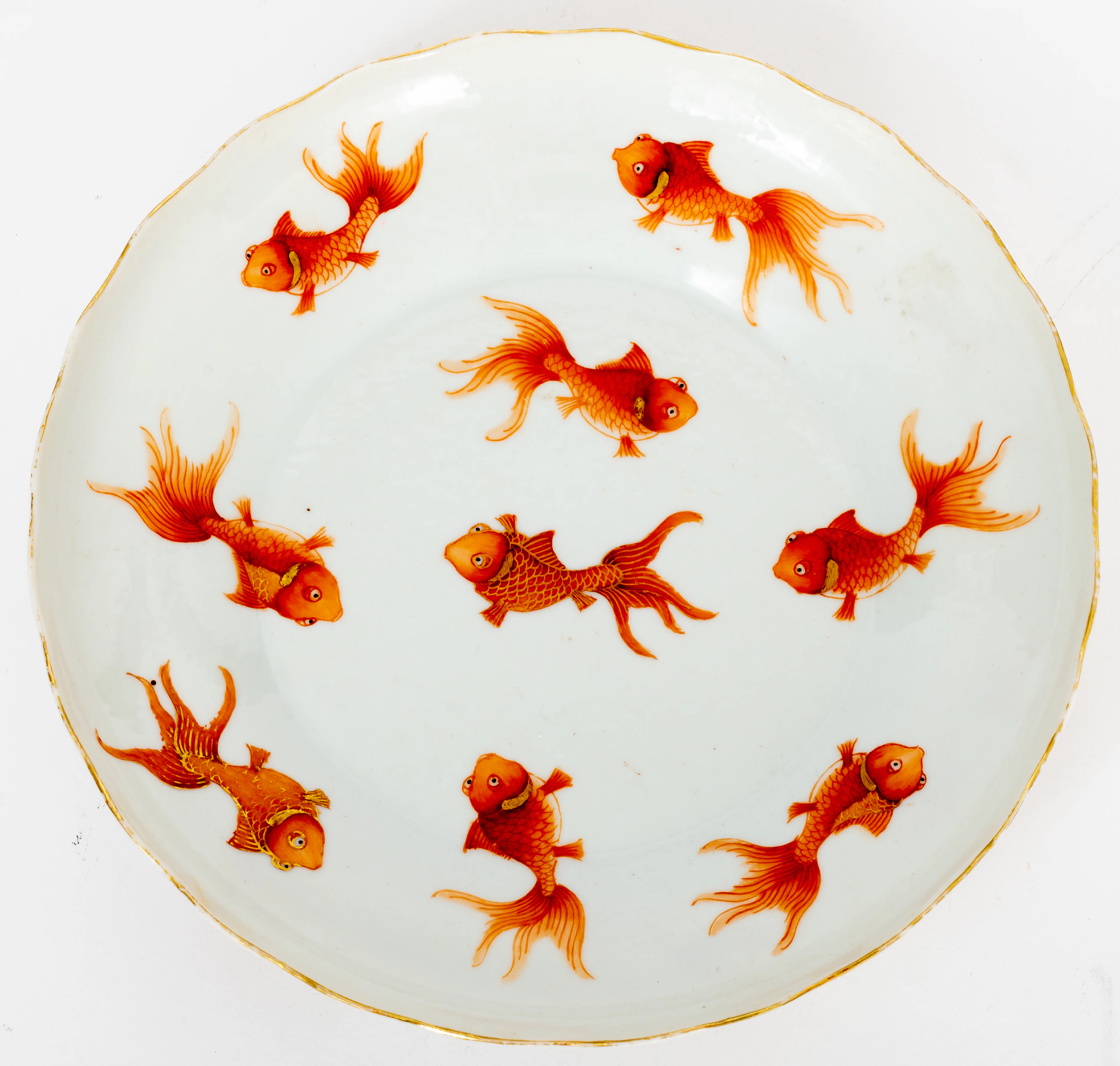 Lot 28: CHINESE FAMILLE-ROSE PORCELAIN PLATE WITH GOLDFISH DECOR