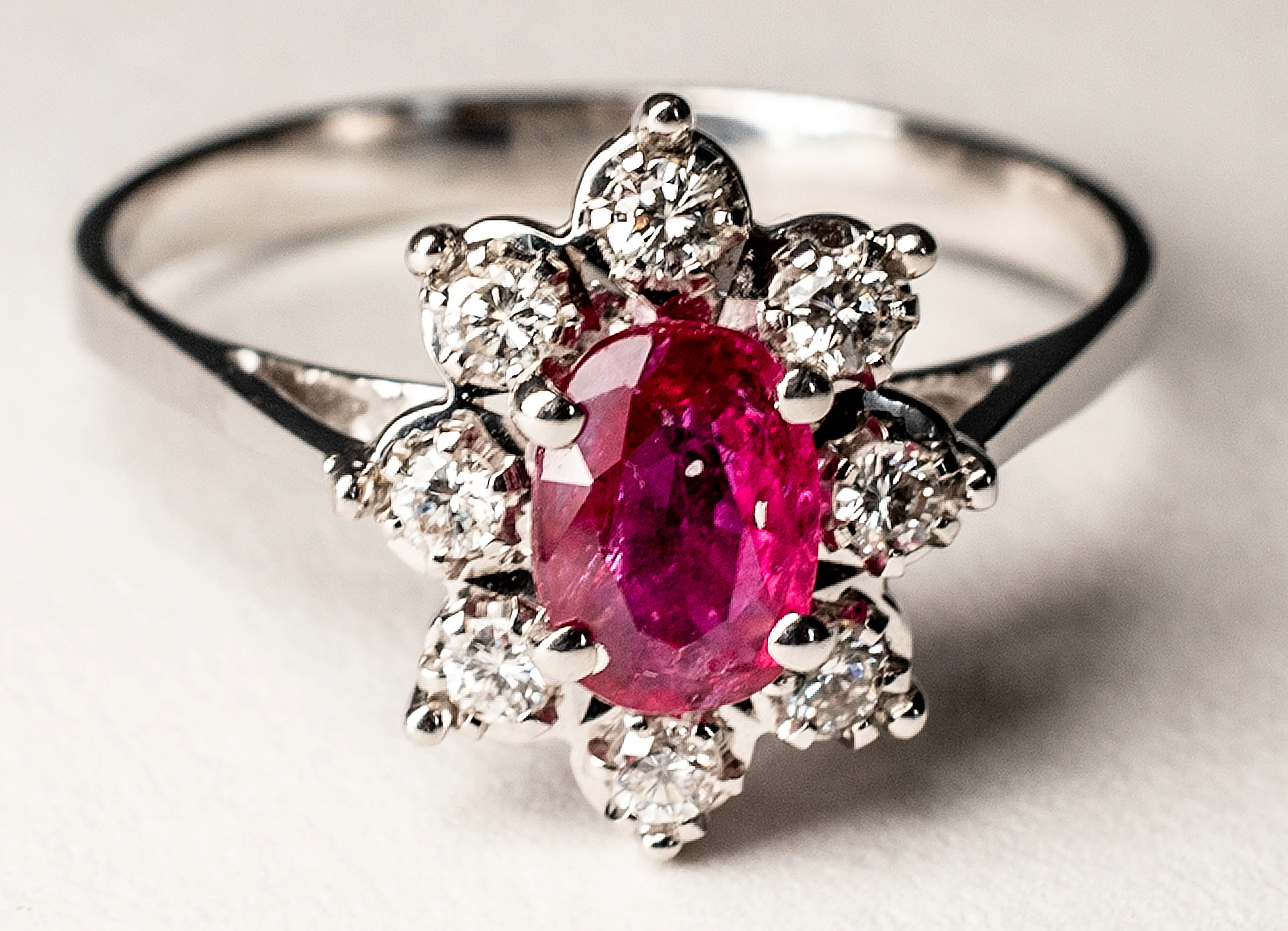 Lot 258: WHITE GOLD RING WITH RUBY AND BRILLIANT-CUT DIAMONDS