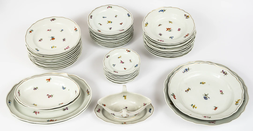 Lot 228: (107) MEISSEN 'STREUBLÜMCHEN' DINNER SERVICE