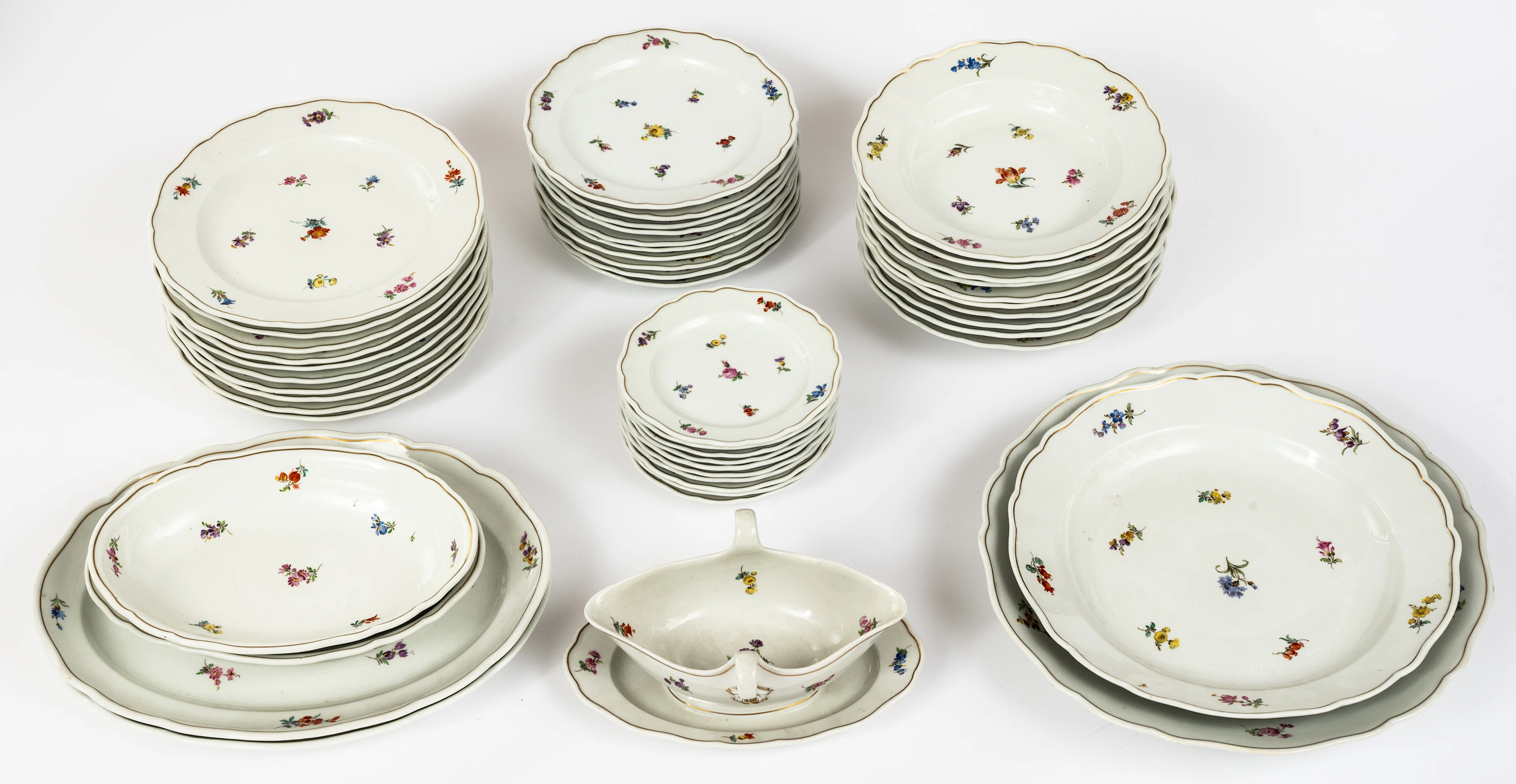 Lot 228: (107) MEISSEN 'STREUBLÜMCHEN' DINNER SERVICE