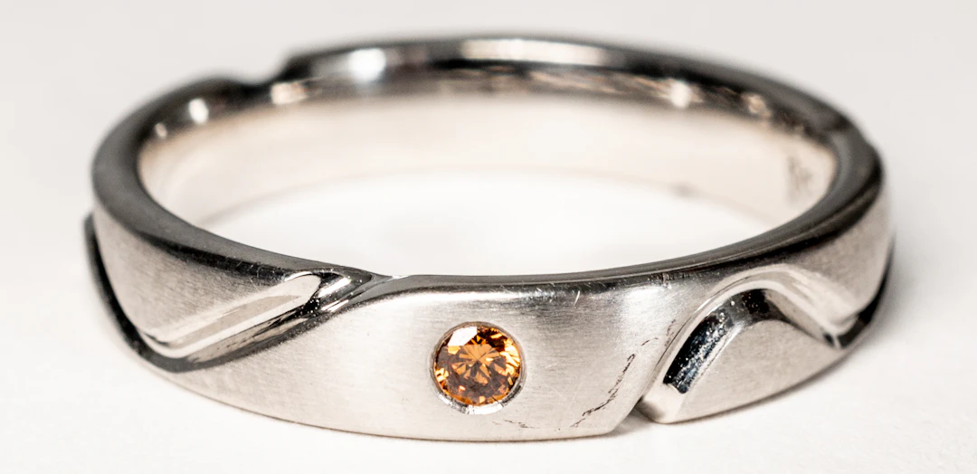 Lot 256: PLATINUM RING