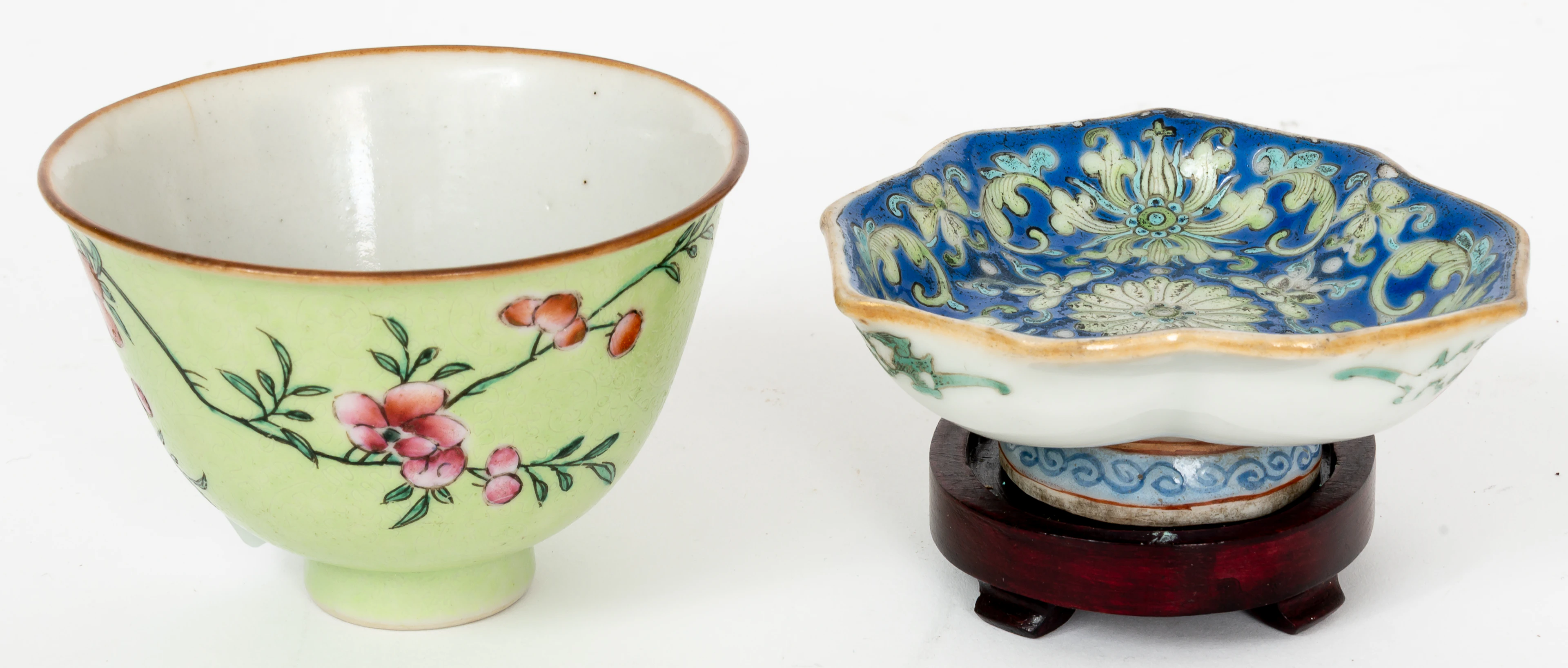 Lot 22: 2 CHINESE PORCELAIN BOWLS