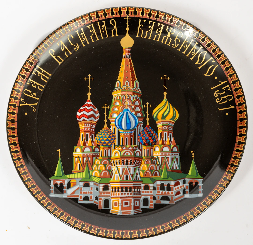 Lot 179: (154) DECORATIVE PLATE FEATURING ST. BASIL'S CATHEDRAL IN MOSCOW