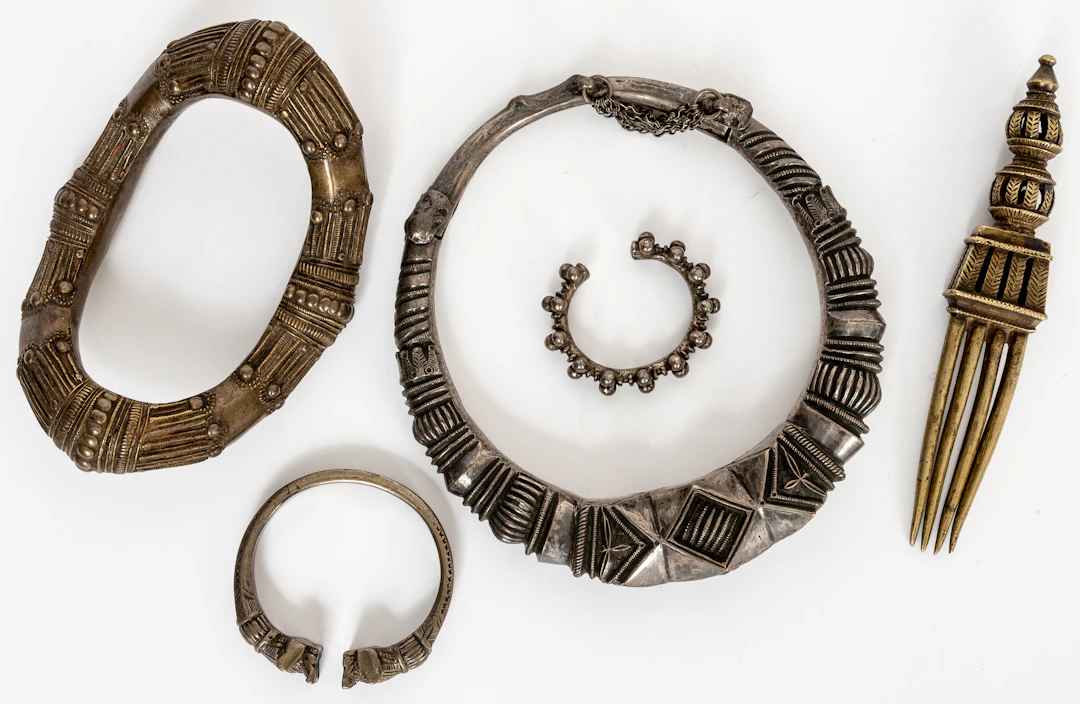 Lot 67: 5 AFRICAN JEWELRY