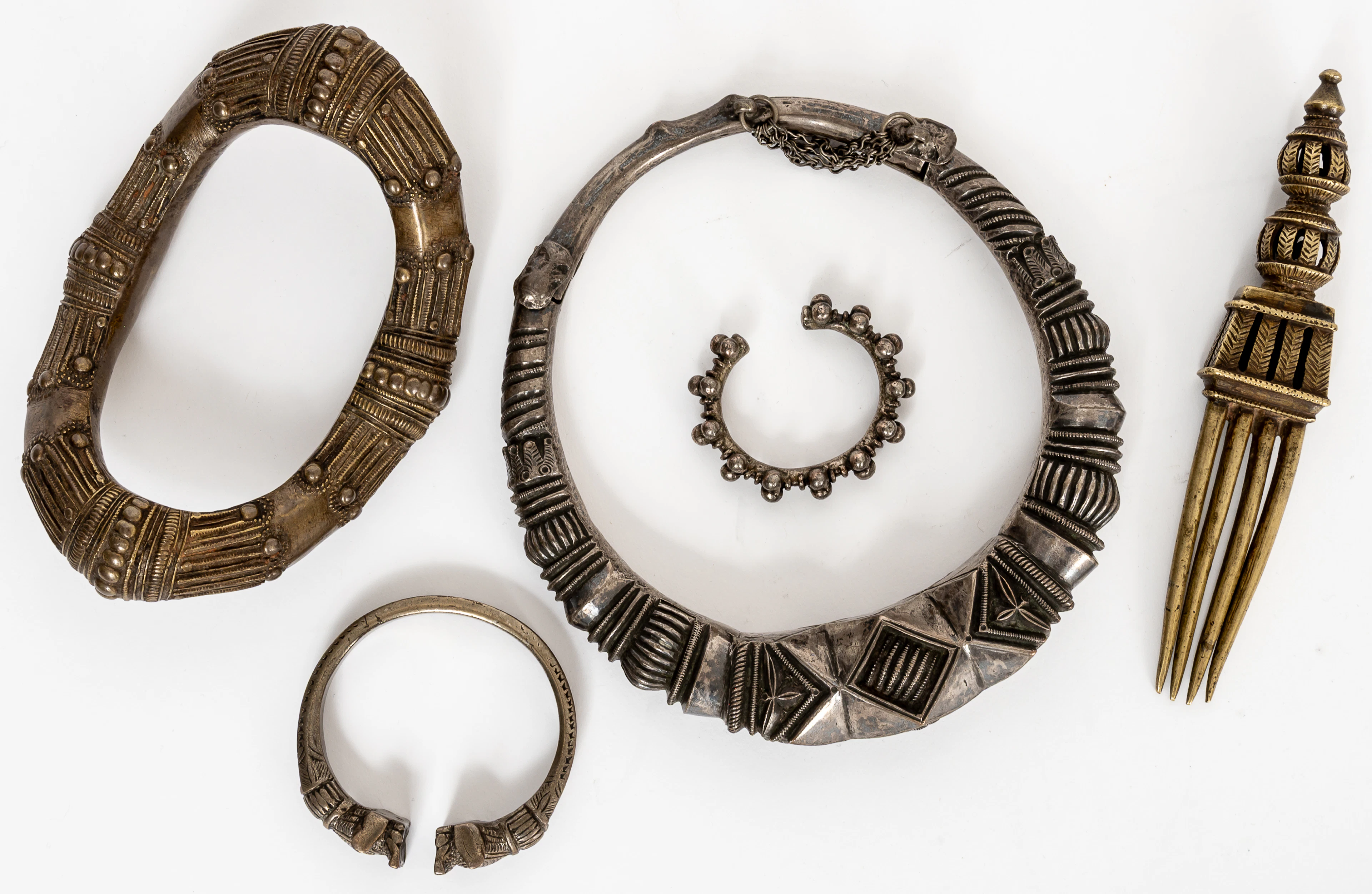 Lot 67: 5 AFRICAN JEWELRY