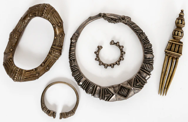 Lot 67: 5 AFRICAN JEWELRY