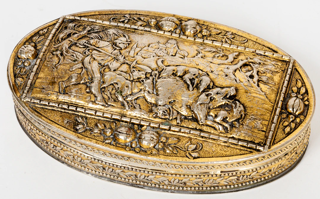 Lot 273: OVAL SNUFFBOX WITH HUNTING SCENE