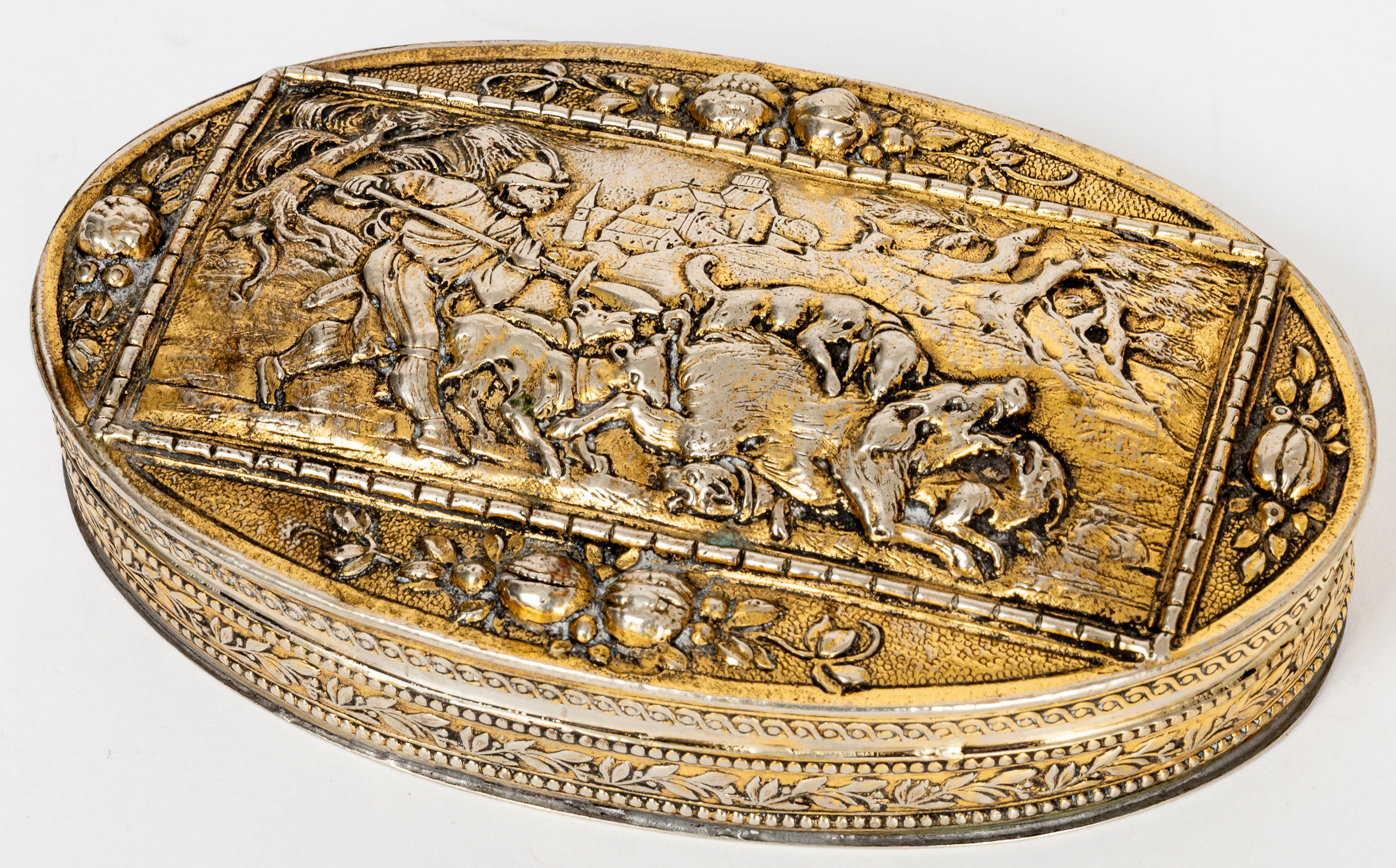 Lot 273: OVAL SNUFFBOX WITH HUNTING SCENE