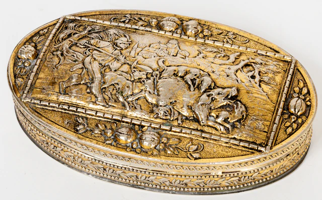 Lot 273: OVAL SNUFFBOX WITH HUNTING SCENE