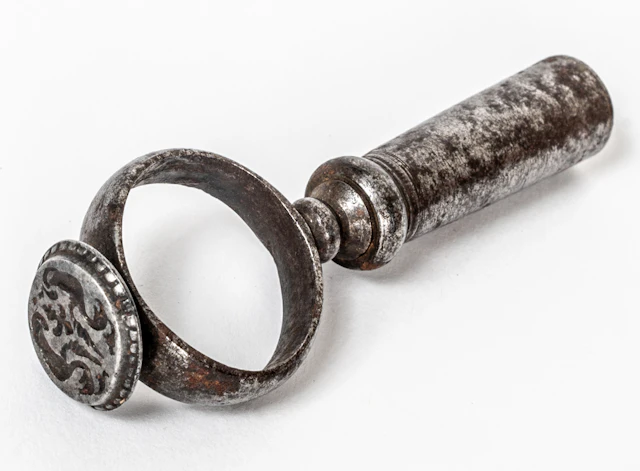 Lot 342: COMBINATION SIGNET RING WITH PIPE TAMPER AND CORKSCREW