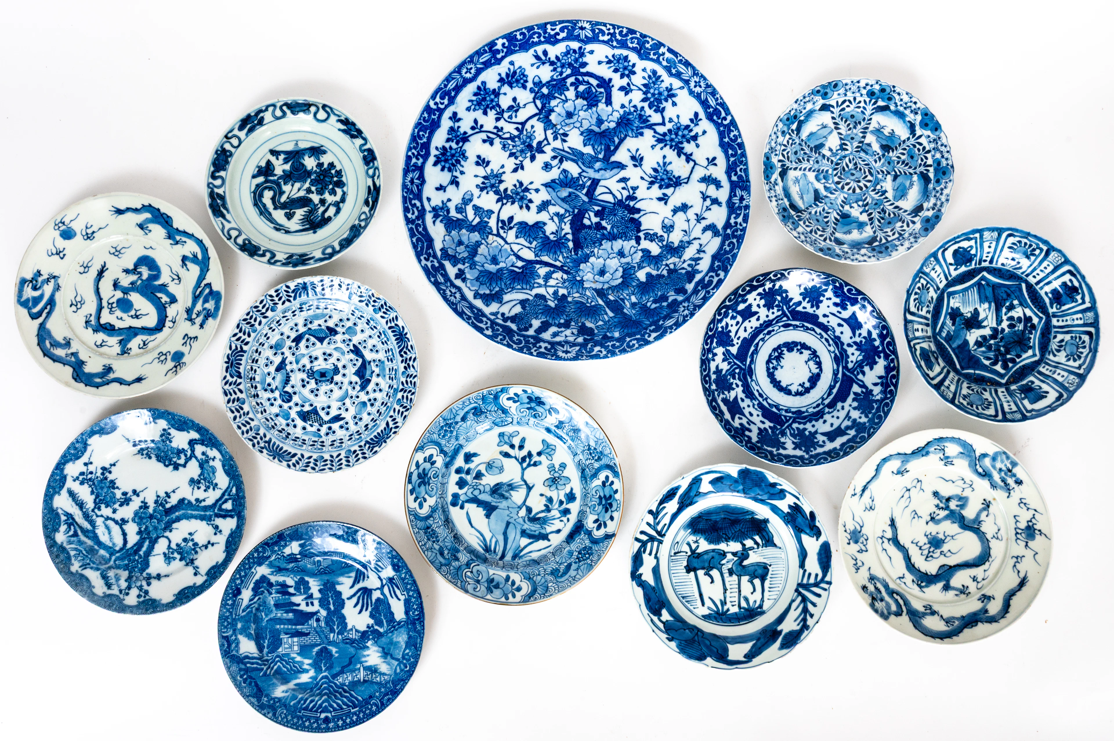 Lot 33: 12 BLUE AND WHITE PORCELAIN PLATES