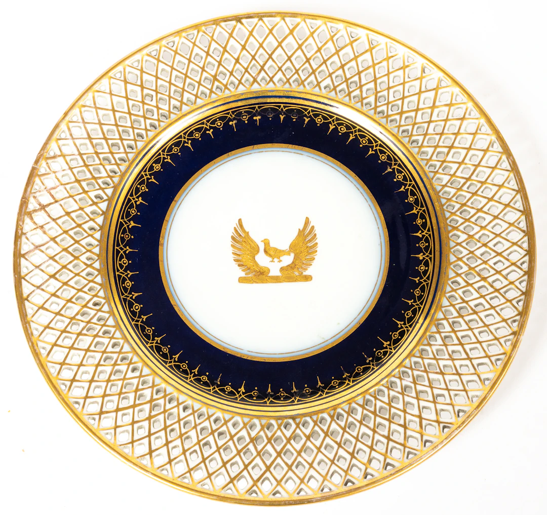 Lot 178: (44) ROPEN WORKED DECORATIVE PLATE WITH GOLD COAT OF ARMS