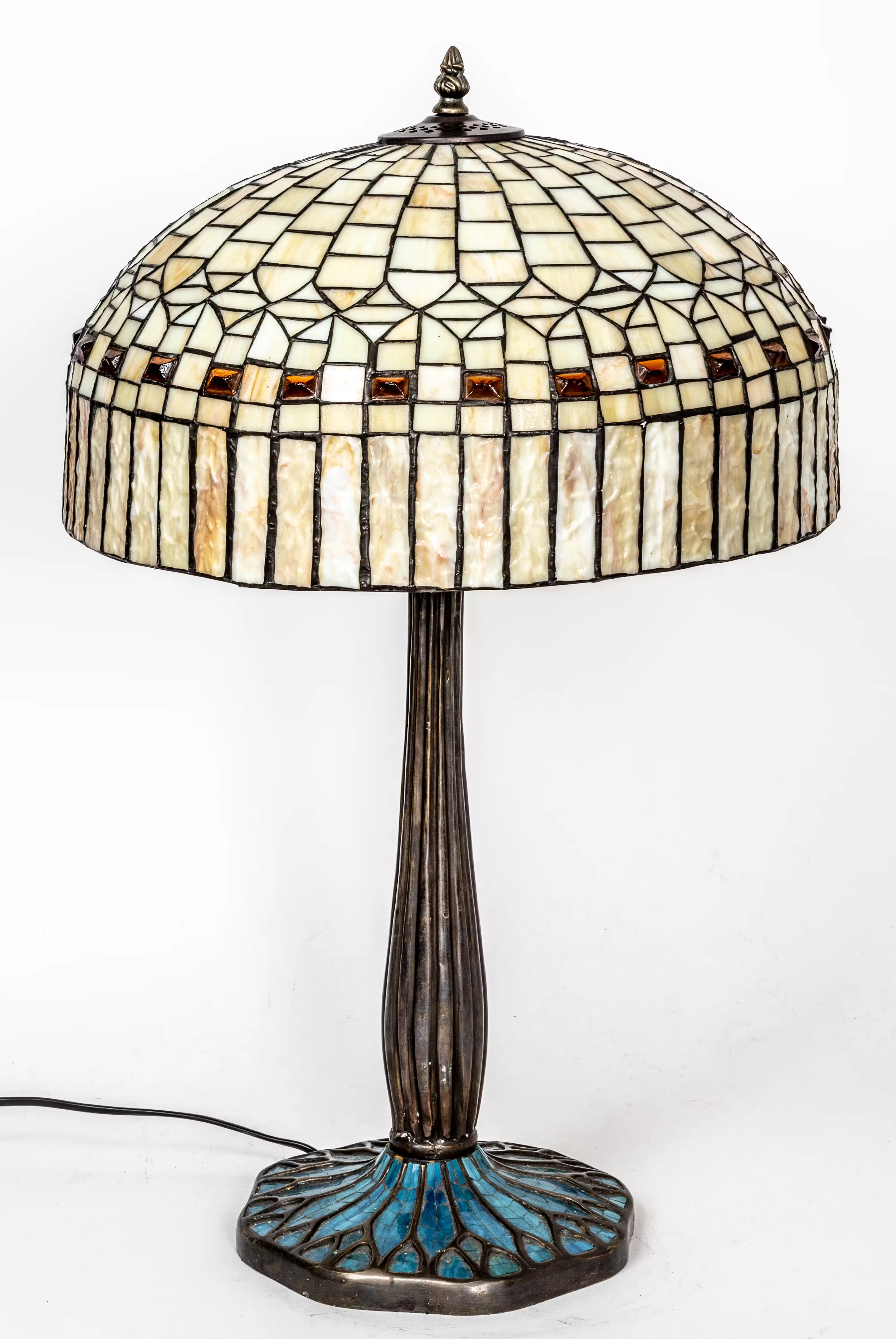 Lot 361: ELEGANT TIFFANY STYLE TABLE LAMP