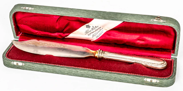 Lot 299: FINELY ENGRAVED KNIFE IN THE CASE OF COURT JEWELER HERMANN