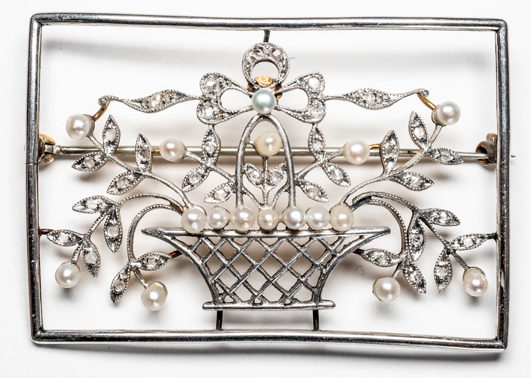 Lot 252: 'GIARDINETTI' BROOCH