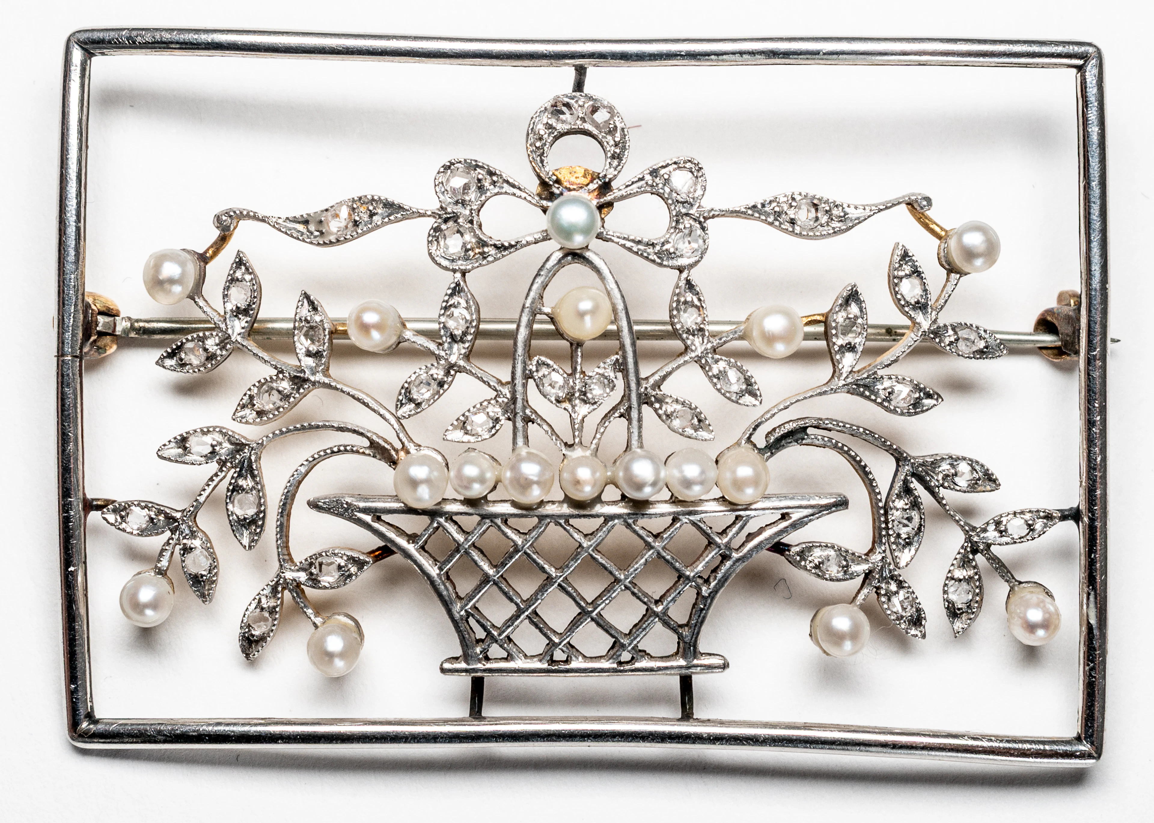 Lot 252: 'GIARDINETTI' BROOCH