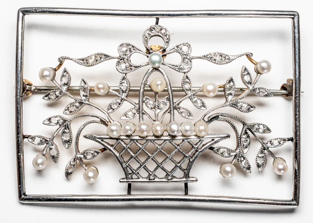 Lot 252: 'GIARDINETTI' BROOCH
