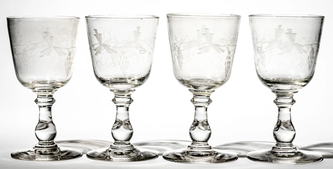 Lot 100: 4 WINE GLASSES WITH GRAPE AND LEAF DECOR