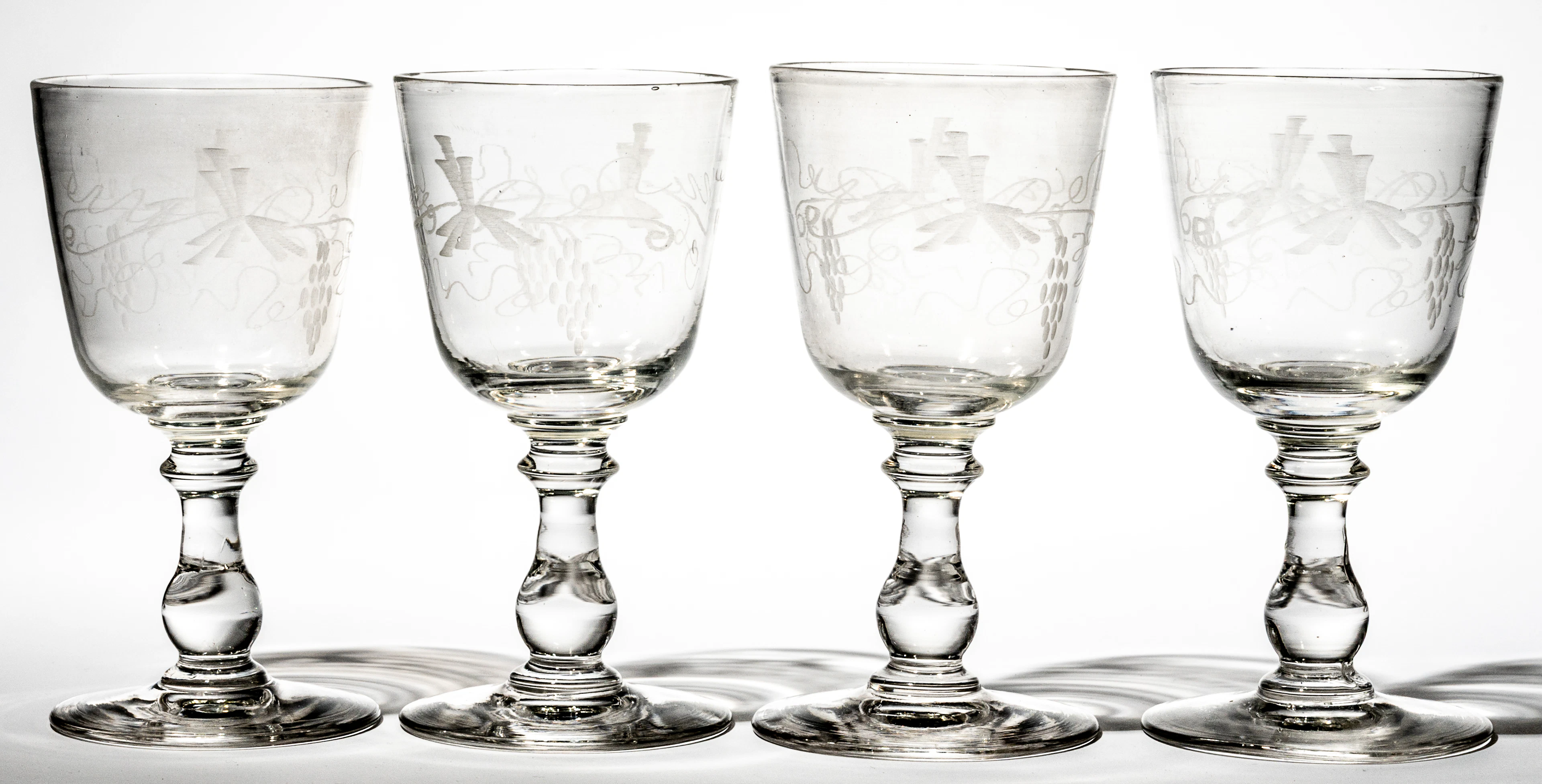 Lot 100: 4 WINE GLASSES WITH GRAPE AND LEAF DECOR