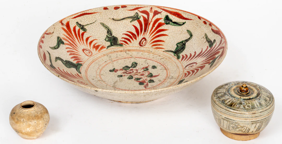 Lot 40: LARGE BOWL, 1 LIDDED CAN AND 1 POT