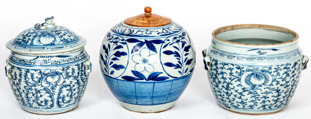 Lot 38: 3 BLUE AND WHITE PORCELAIN VESSELS