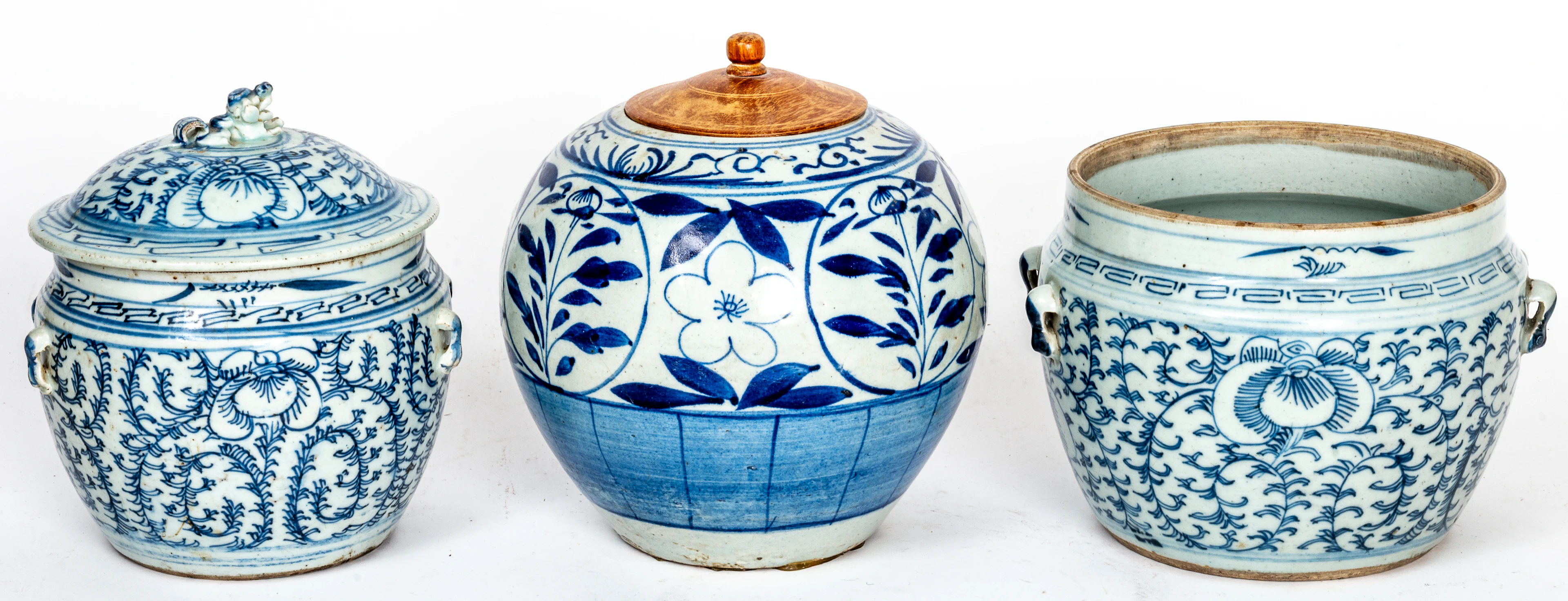 Lot 38: 3 BLUE AND WHITE PORCELAIN VESSELS