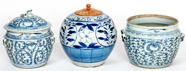 Lot 38: 3 BLUE AND WHITE PORCELAIN VESSELS