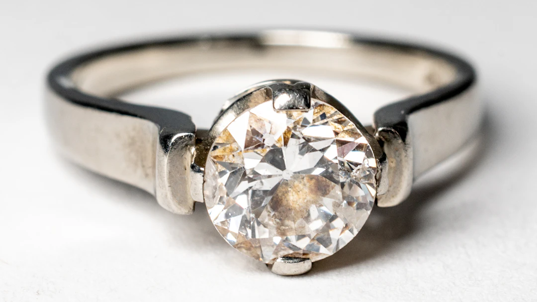 Lot 262: DIAMOND SOLITAIRE RING