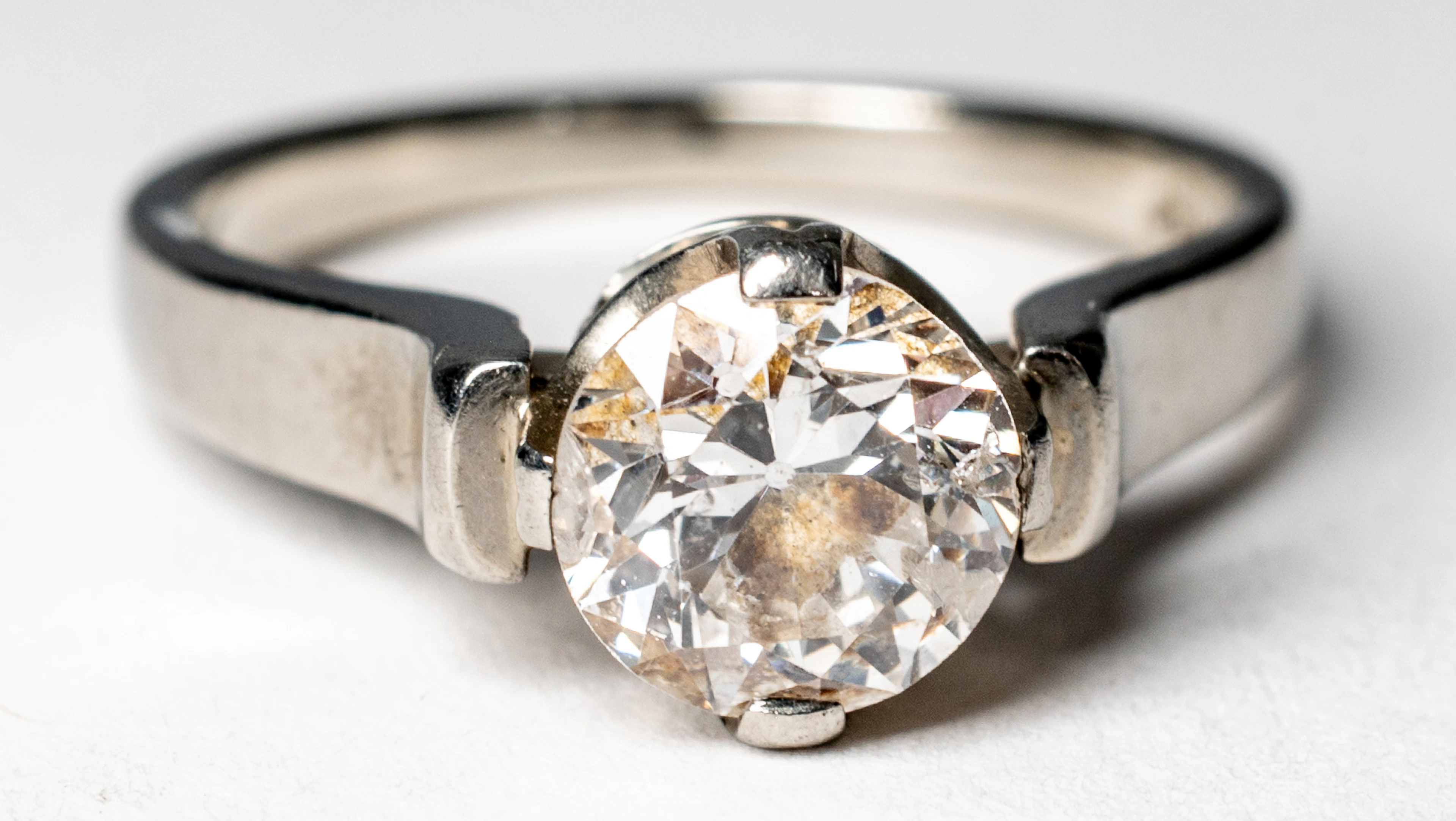 Lot 262: DIAMOND SOLITAIRE RING