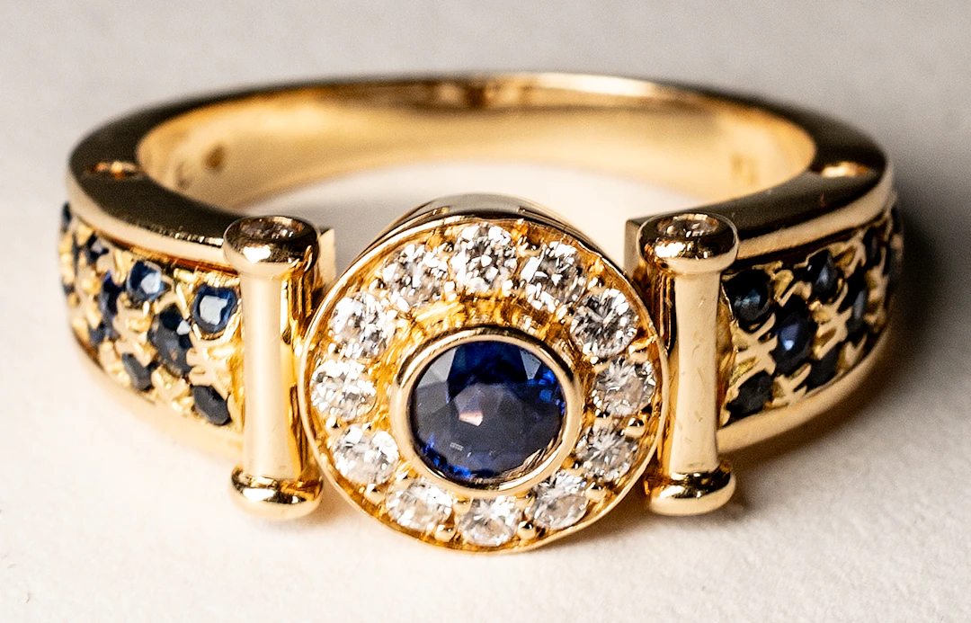 Lot 263: GOLD RING WITH SAPPHIRE AND BRILLIANT-CUT DIAMONDS