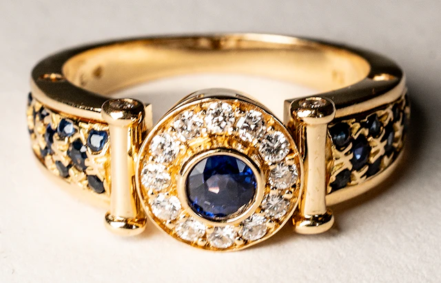Lot 263: GOLD RING WITH SAPPHIRE AND BRILLIANT-CUT DIAMONDS