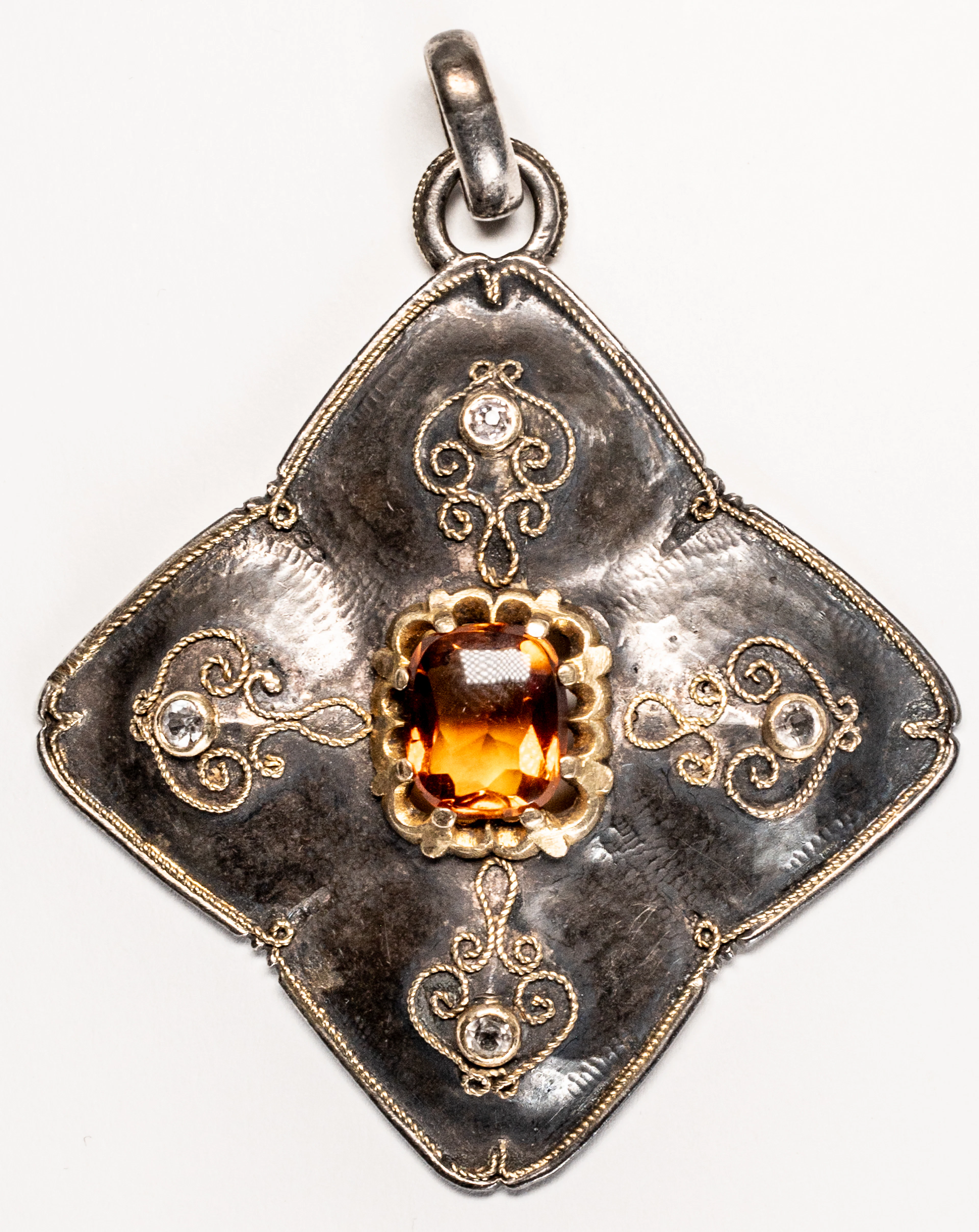 Lot 246: PARTIALLY GILT SILVER PENDANT WITH FILIGREE ORNAMENTATION