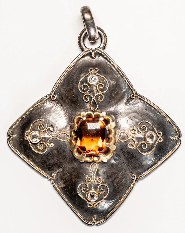 Lot 246: PARTIALLY GILT SILVER PENDANT WITH FILIGREE ORNAMENTATION