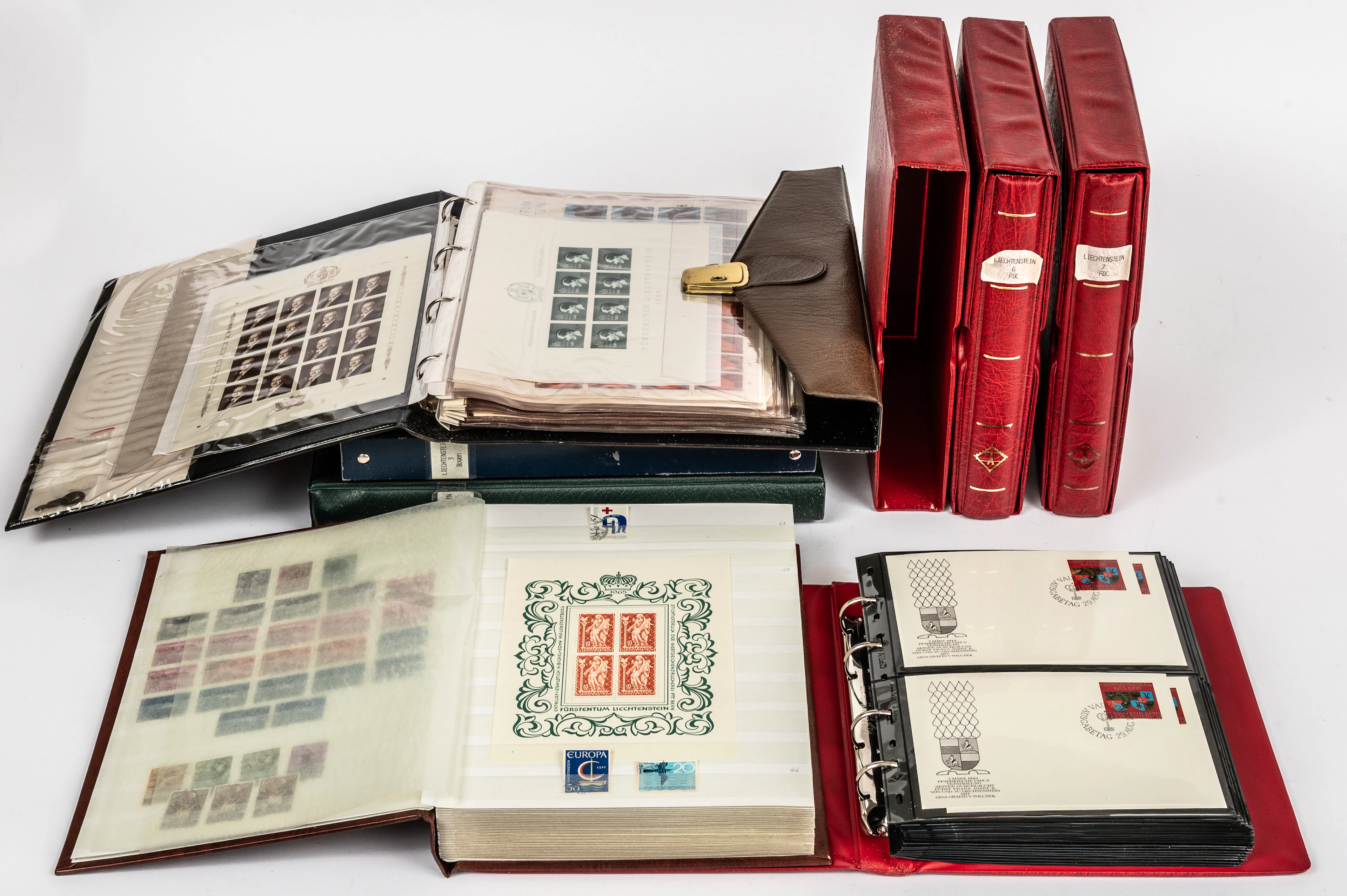 Lot 86: COLLECTION OF LIECHTENSTEIN STAMPS
