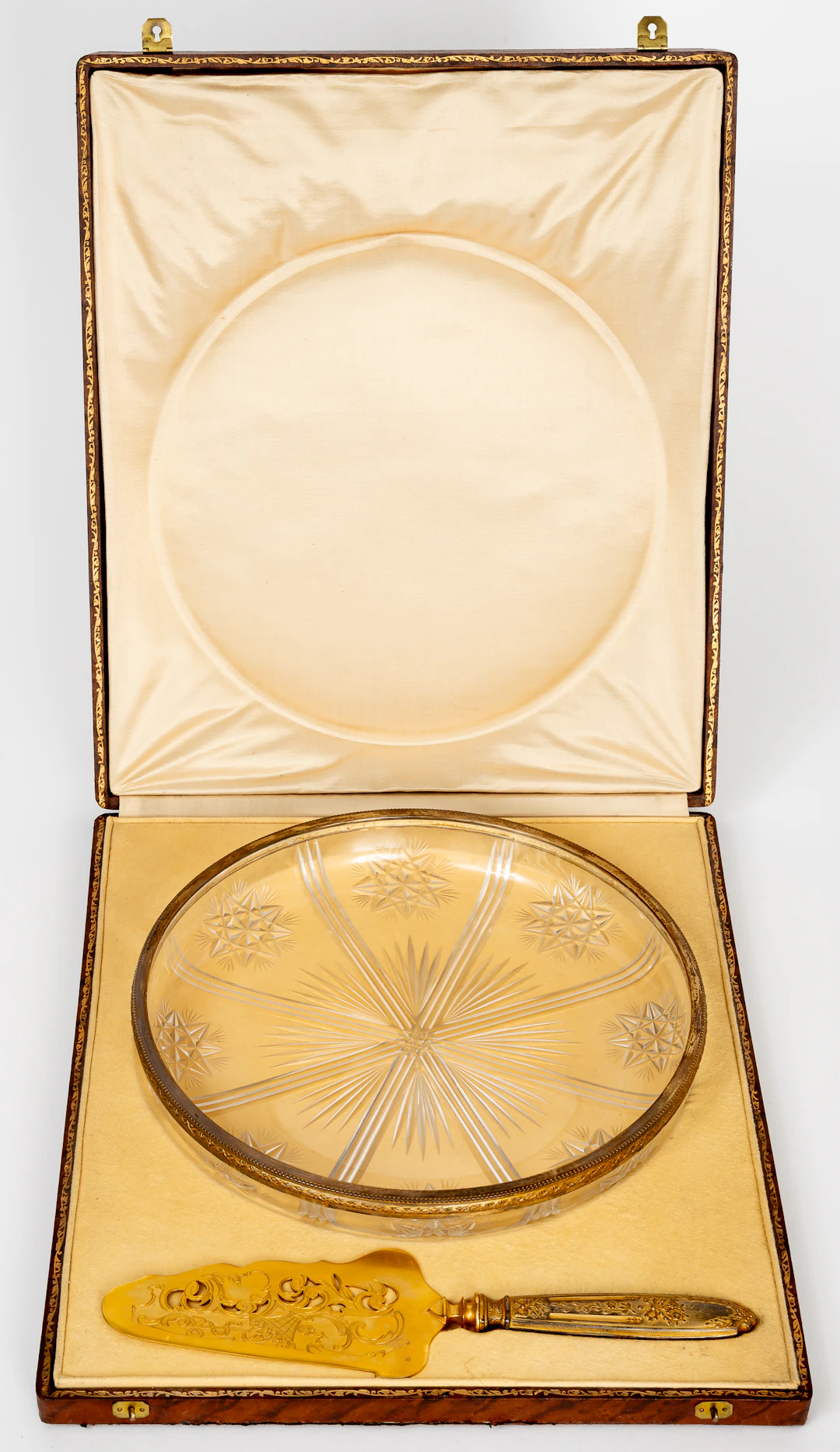Lot 295: DESSERT SERVING SET