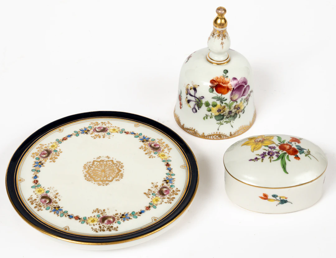 Lot 150: PORCELAIN COASTER, COVERED BOX, AND CLOCHE