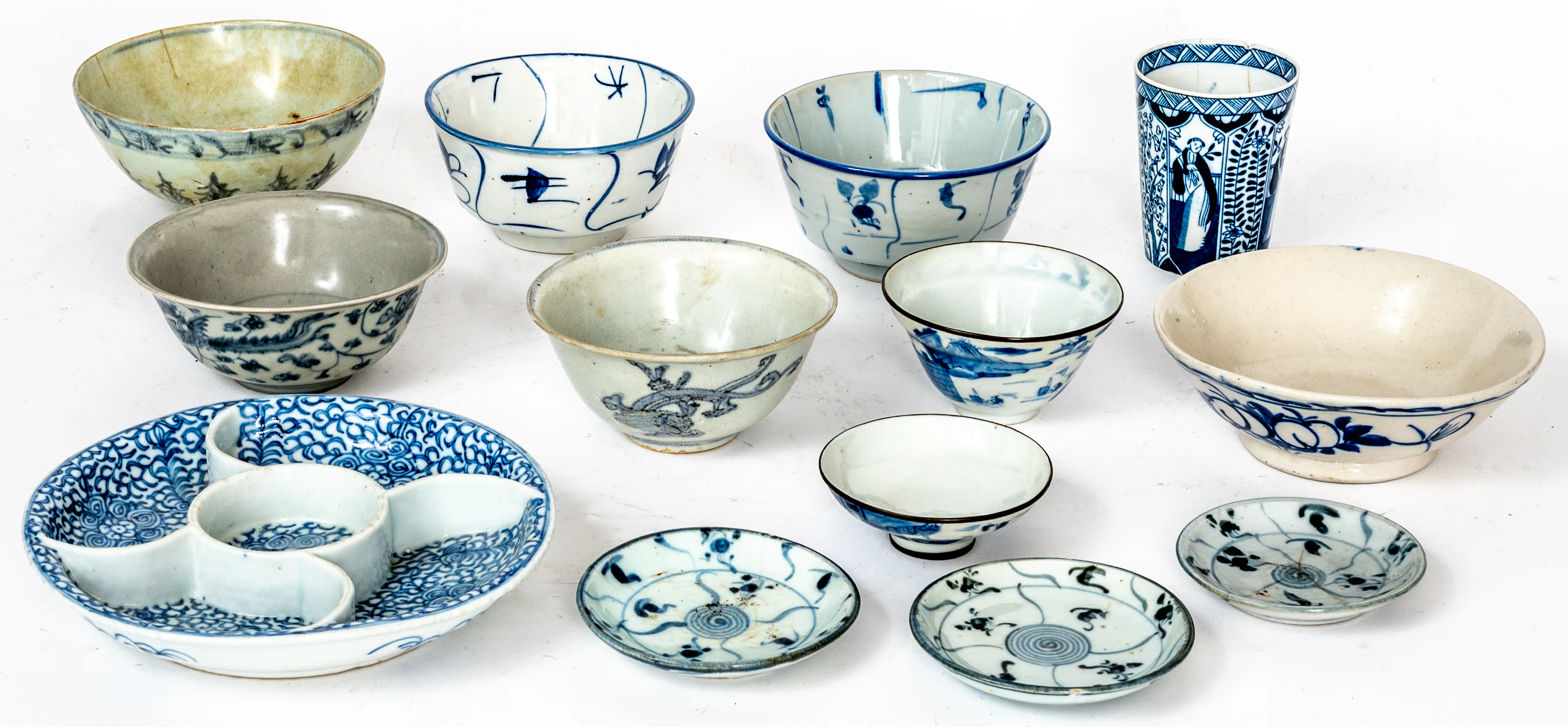 Lot 32: 13 PORCELAIN BOWLS OR SMALL PLATES