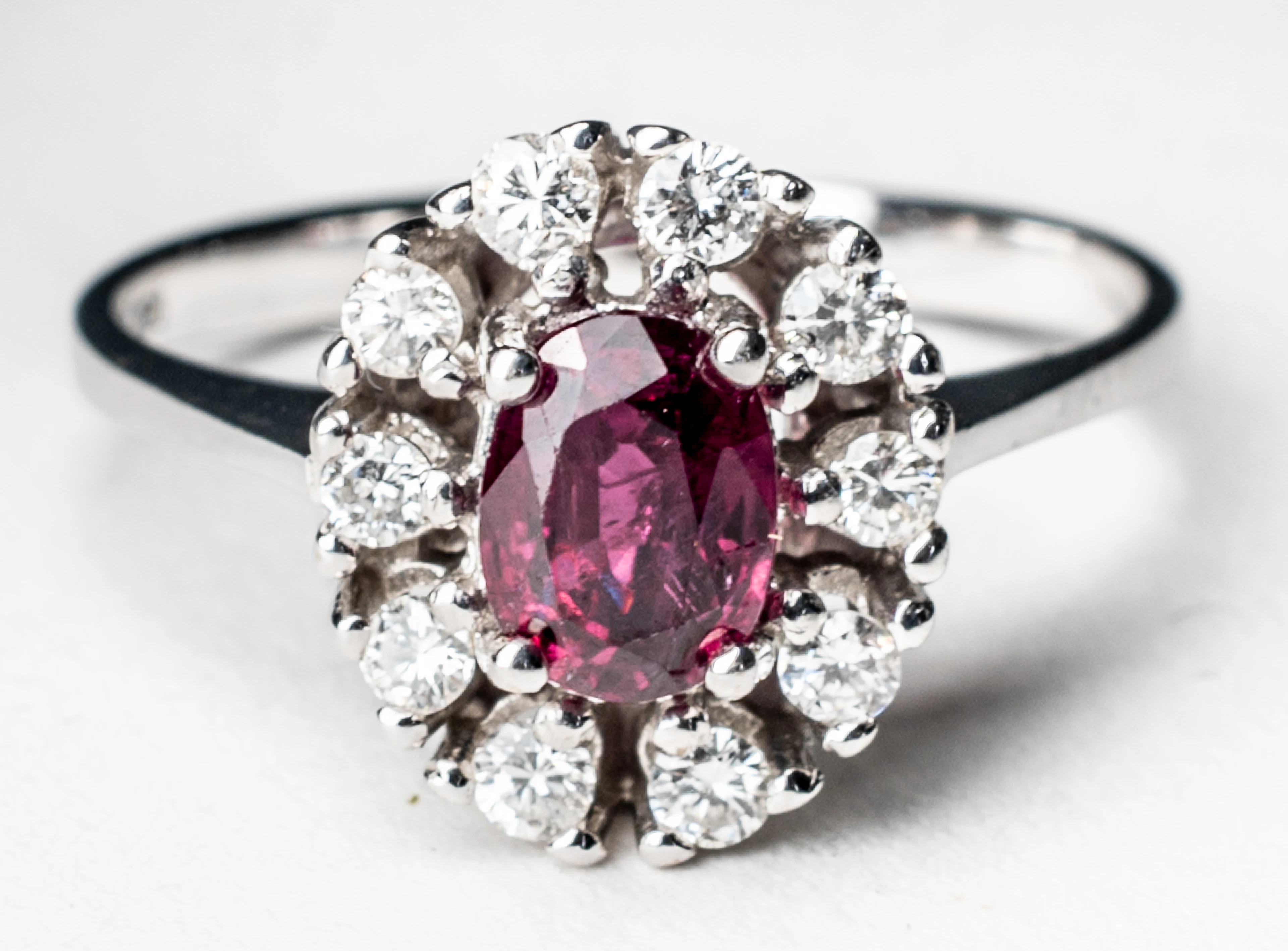 Lot 259: WHITE GOLD RING WITH RUBY AND BRILLIANT-CUT DIAMONDS