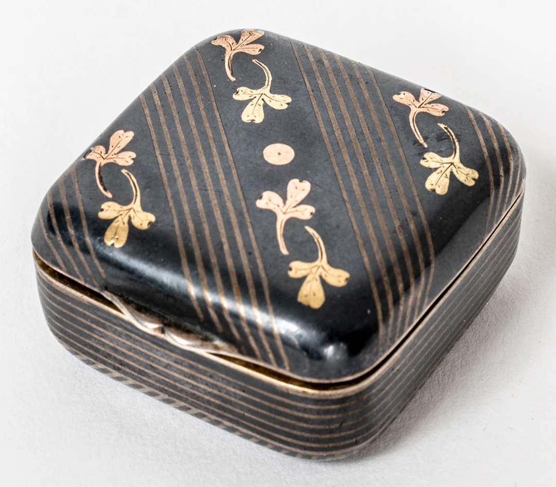 Lot 272: GERMAN PILL BOX IN NIELLO DECOR