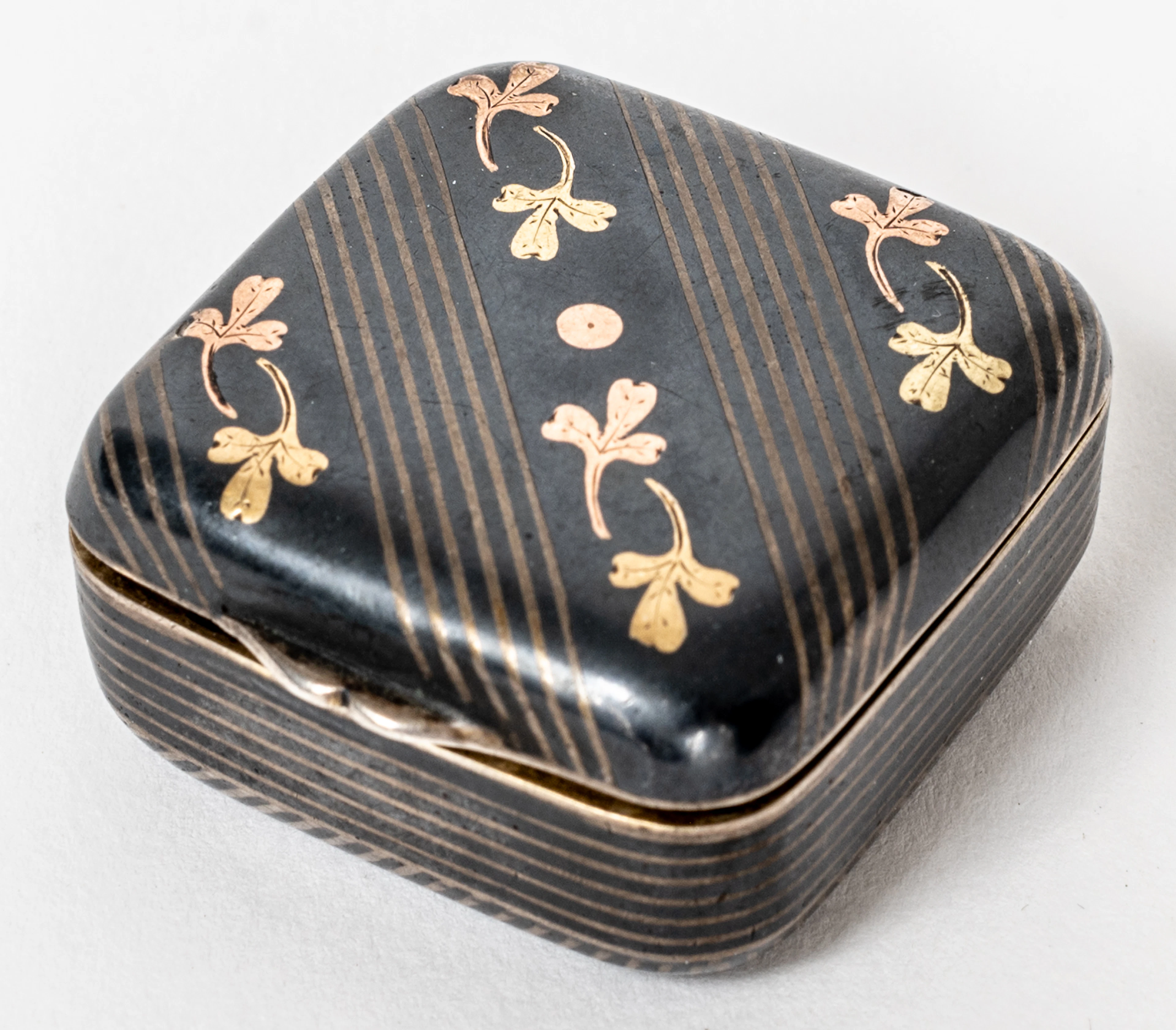 Lot 272: GERMAN PILL BOX IN NIELLO DECOR