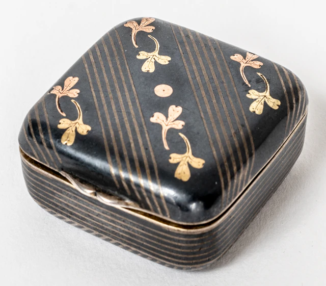 Lot 272: GERMAN PILL BOX IN NIELLO DECOR