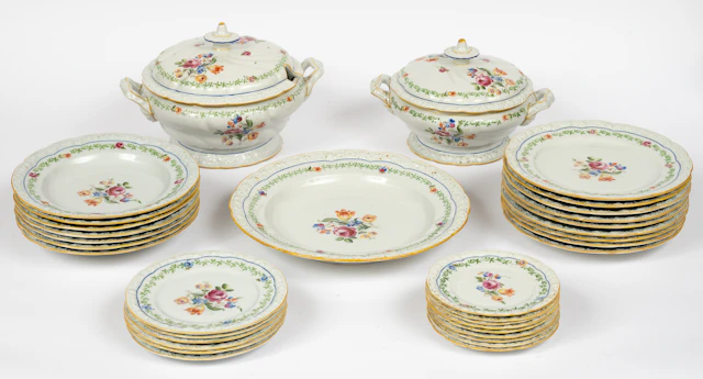 Lot 210: (108) ILMENAU-GRAF VON HENNEBERG PORCELAIN DINNER SERVICE