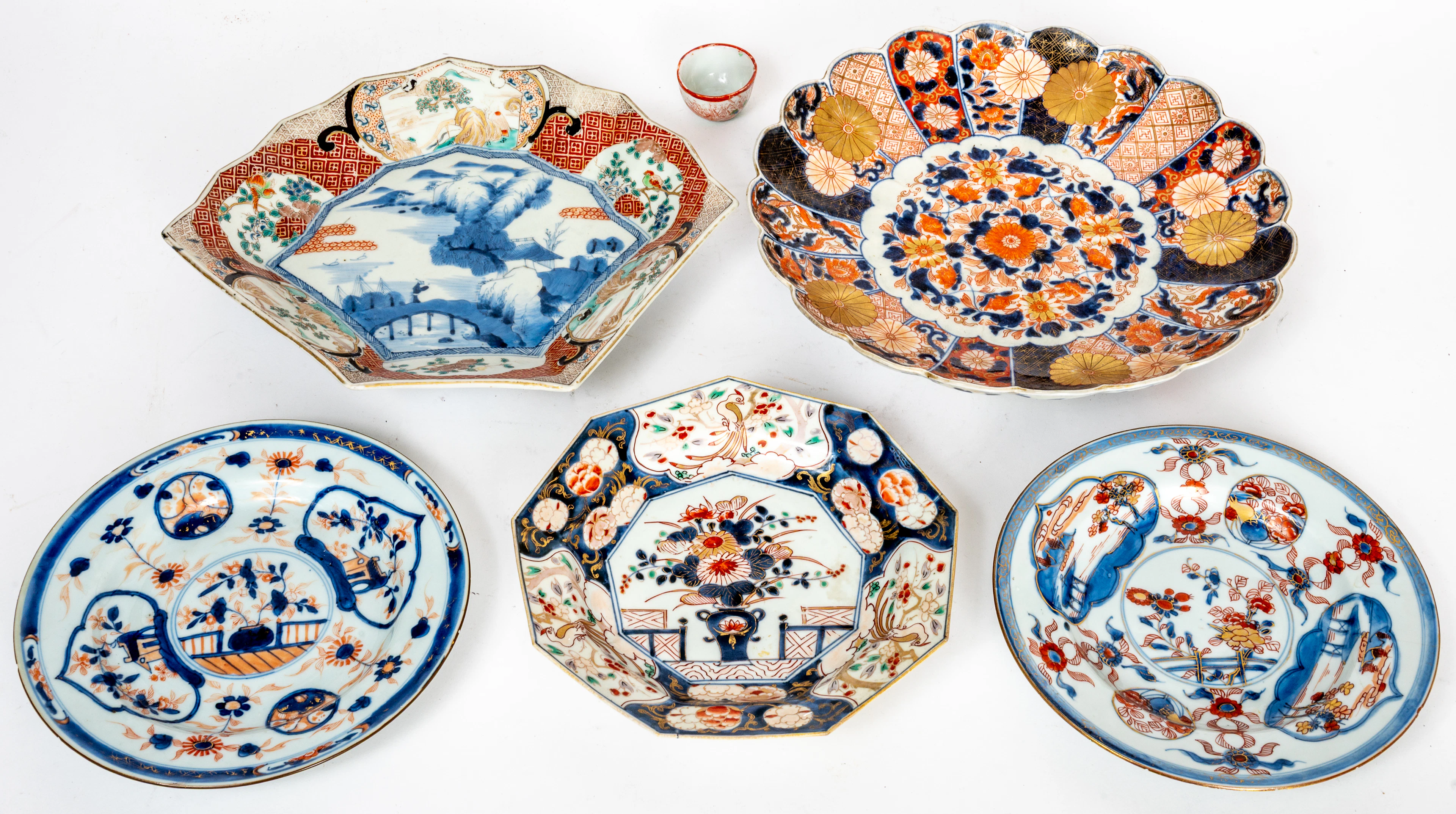 Lot 39: 5 PORCELAIN PLATES AND 1 SMALL BOWL