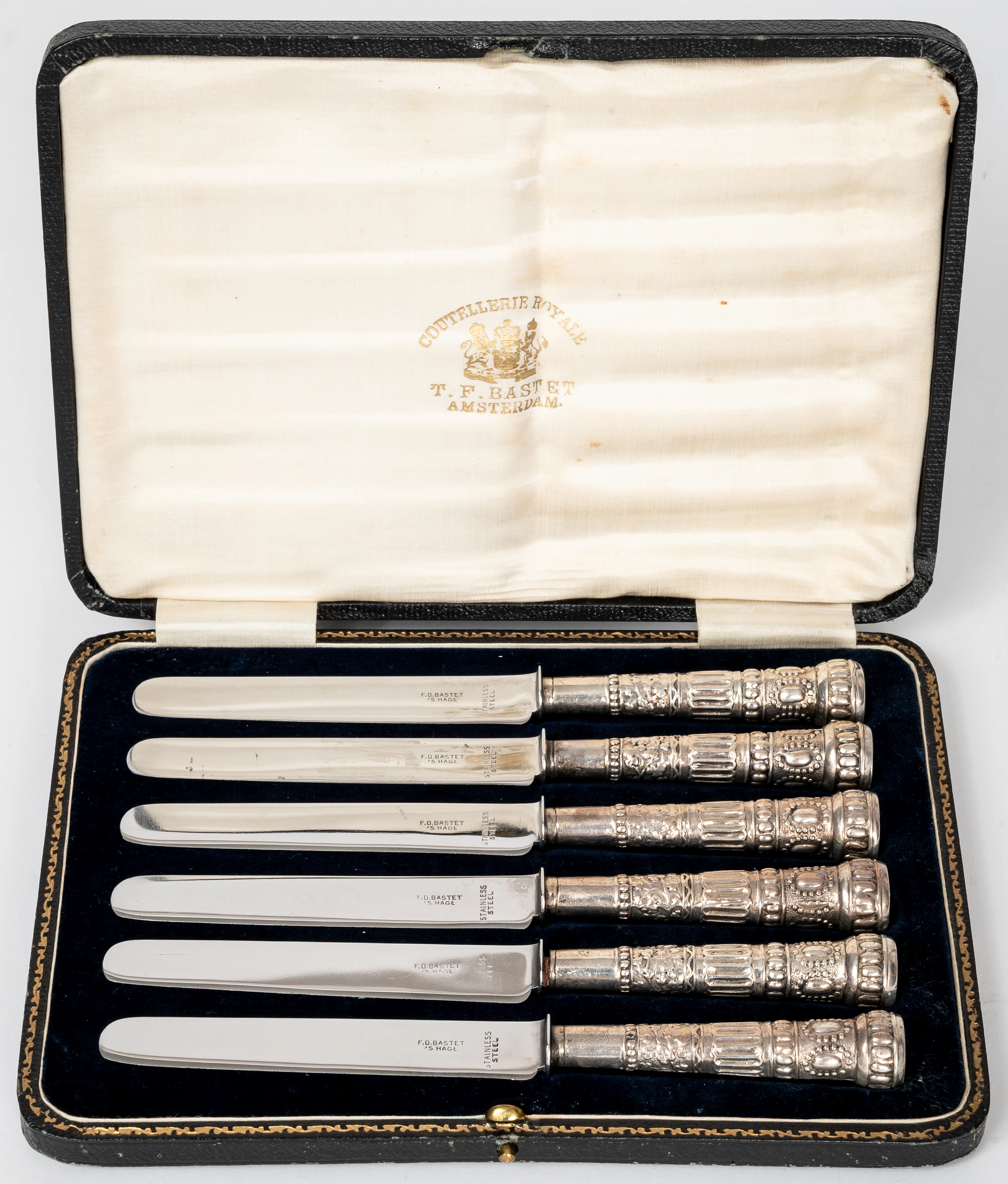 Lot 296: 6 DUTCH DESSERT KNIVES IN A CASE