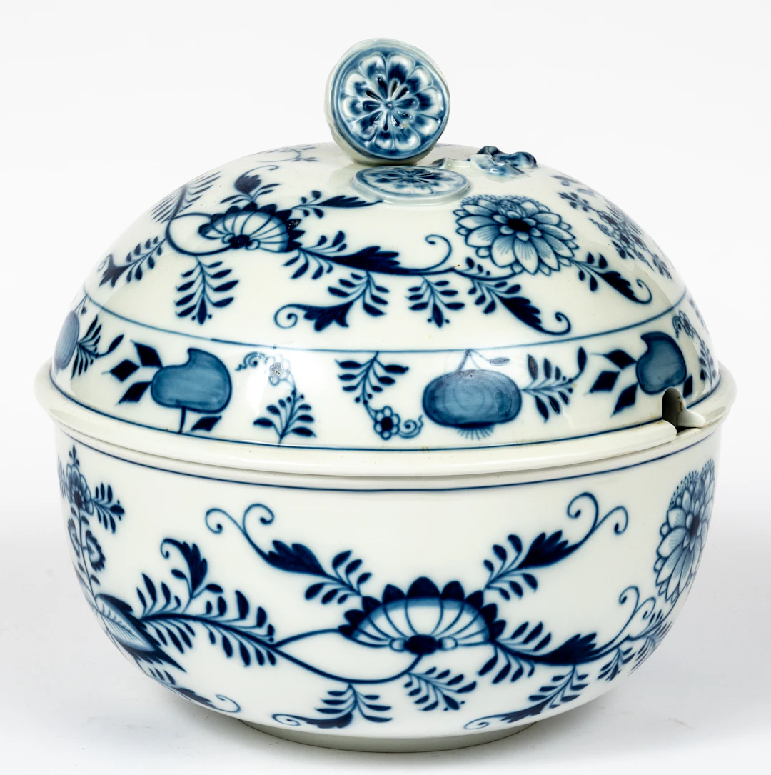 Lot 190: LARGE MEISSEN LIDDED TUREEN IN THE ONION PATTERN