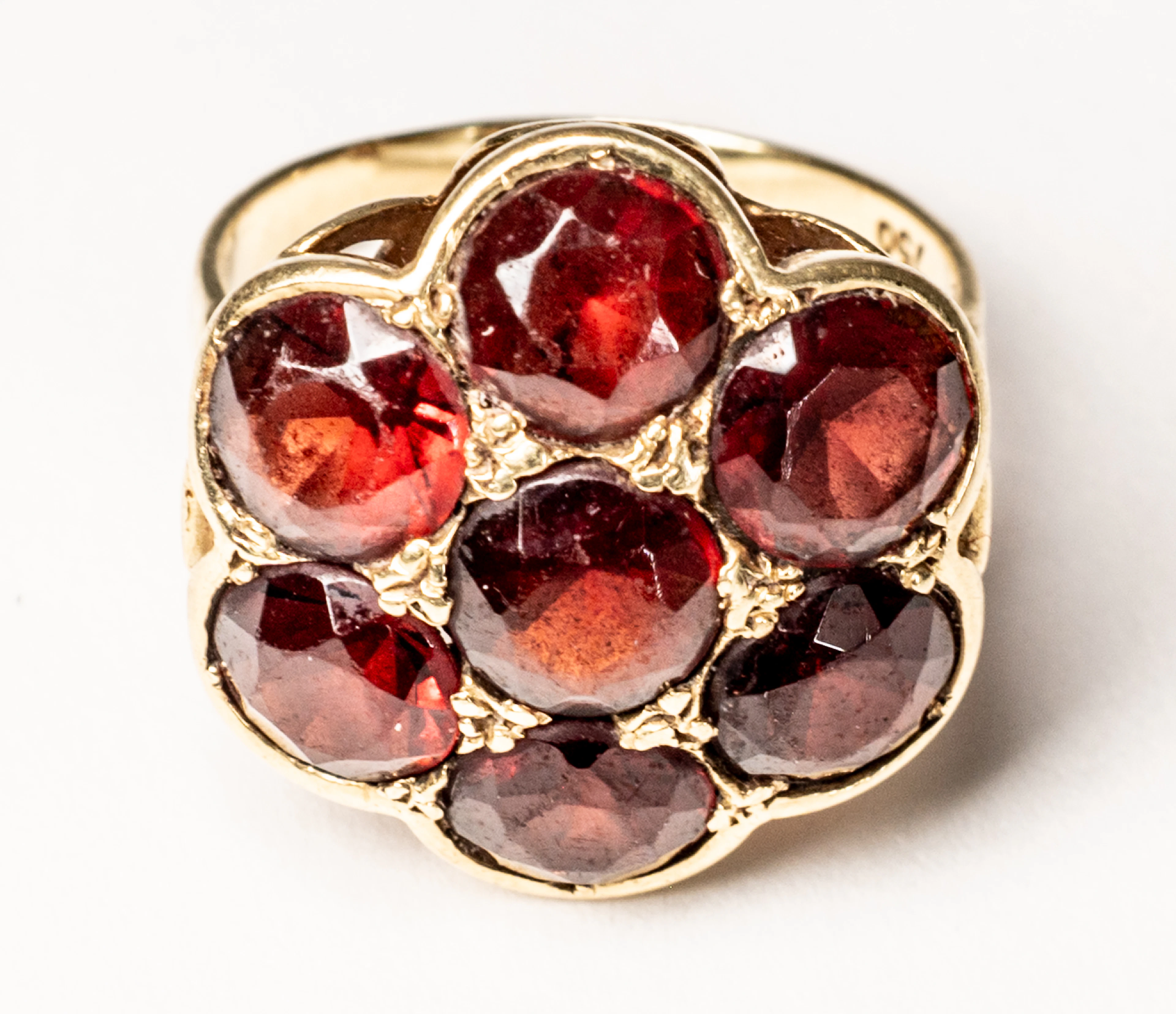 Lot 260: GOLD CARNET RING