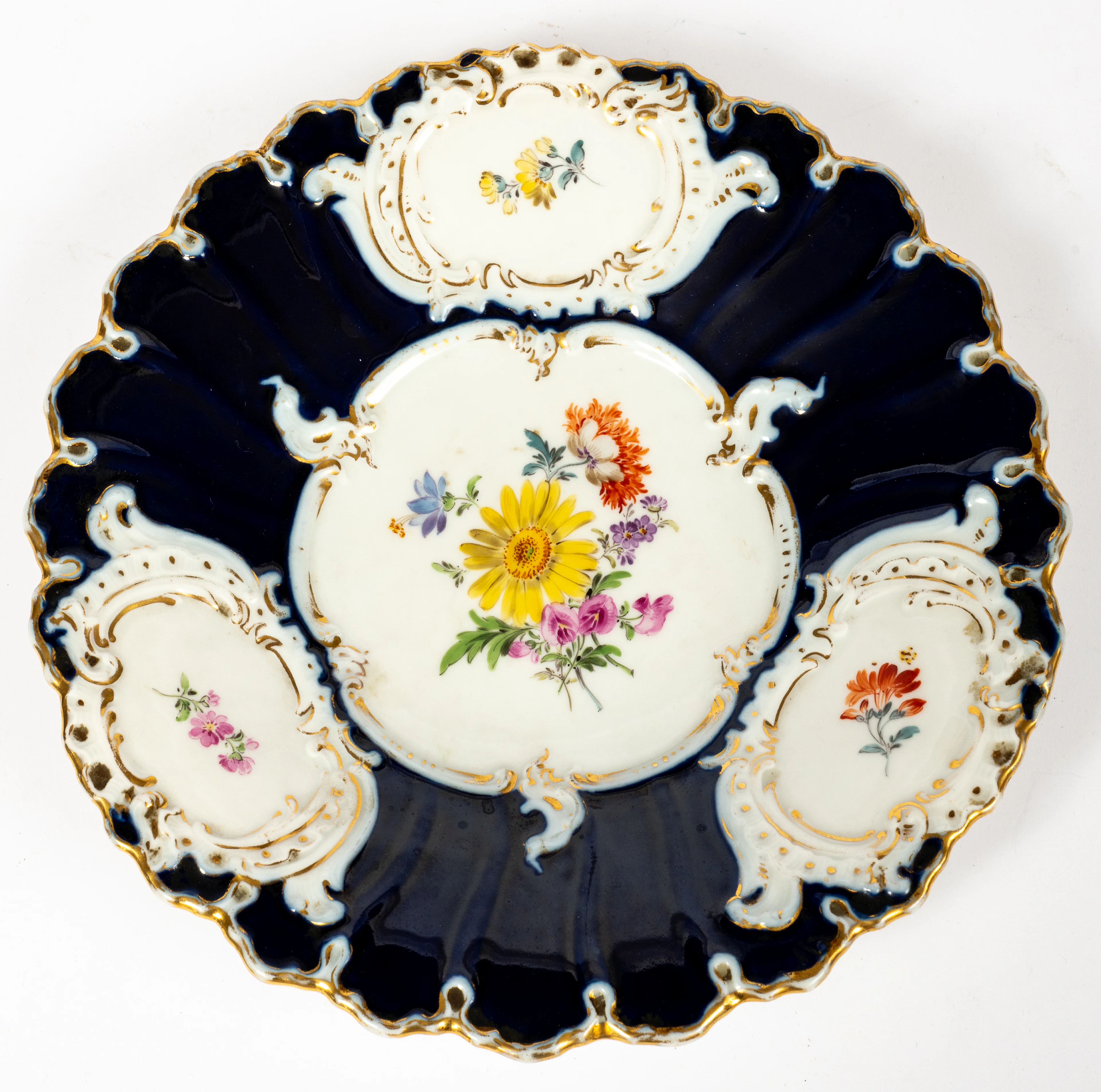 Lot 171: (65) MEISSEN ORNAMENTAL PLATE WITH FLORAL BOUQUET AND COBALT