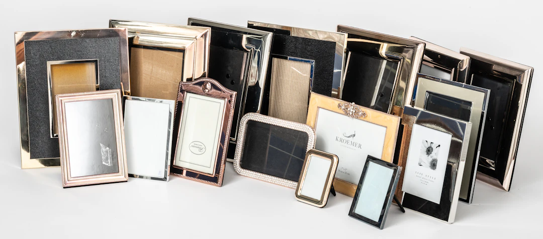 Lot 326: 16 PHOTO FRAMES