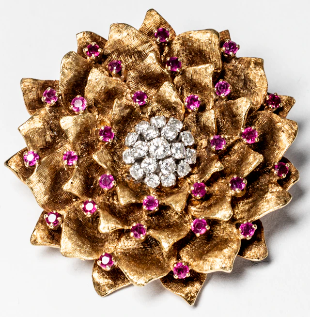 Lot 254: ENCHANTING BROOCH WITH DIAMONDS AND RUBIES